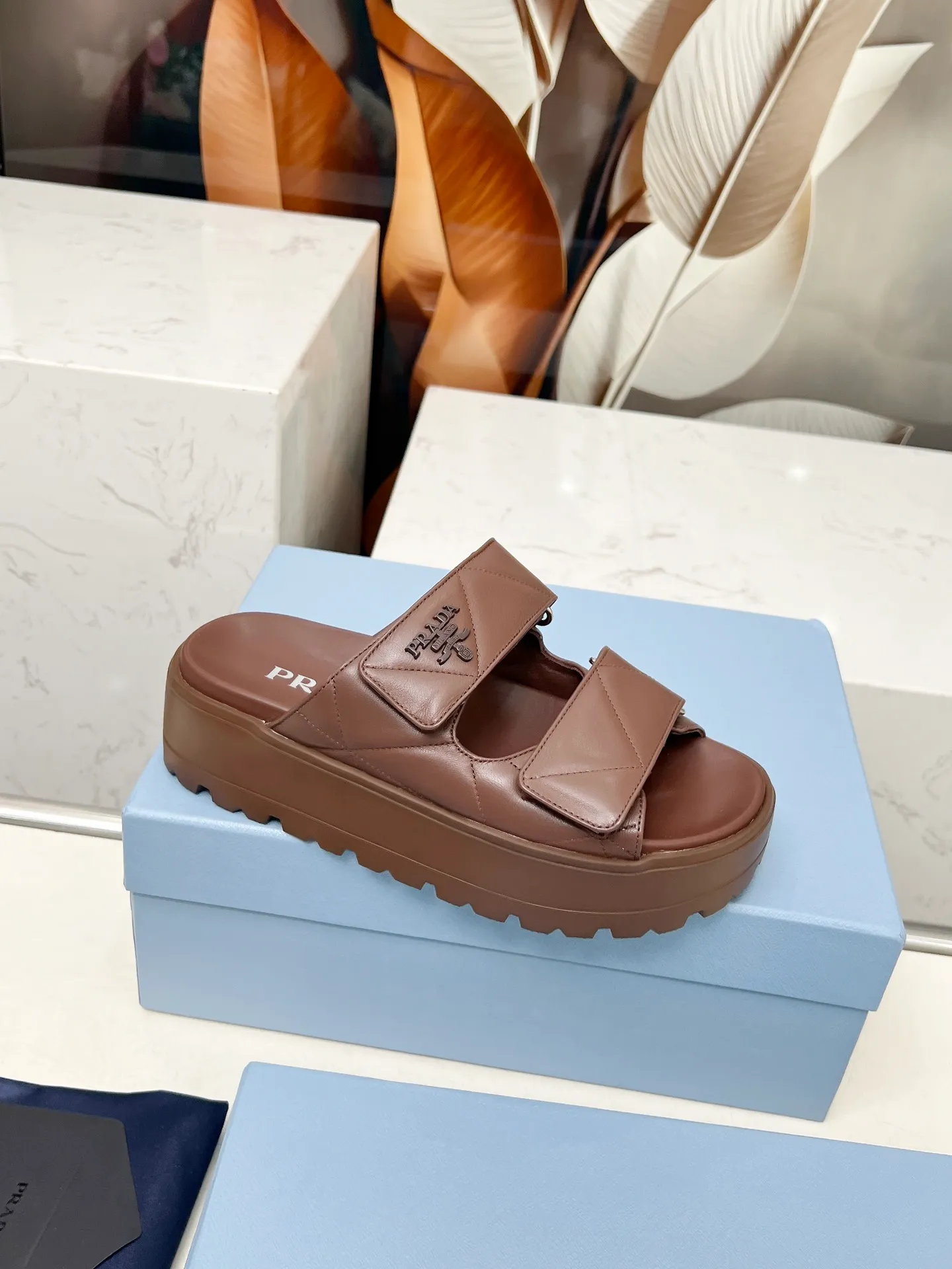 👟👟Ex-factory price 500👟👟 🌸Prada 2025 spring and summer new slippers 💫Velcro sandals The latest catwalk model, classic upgrades, comfort and fashionability coexist. Every color combination looks good, and the design matches different style needs ✅Upper: original customized cowhide ✅Inner lining: original customized sheepskin lining, cowhide feet ✅Outsole: Original molded anti-slip outsole ✅Number of codes: 35-40 (41 customized, non-refundable and non-exchangeable)